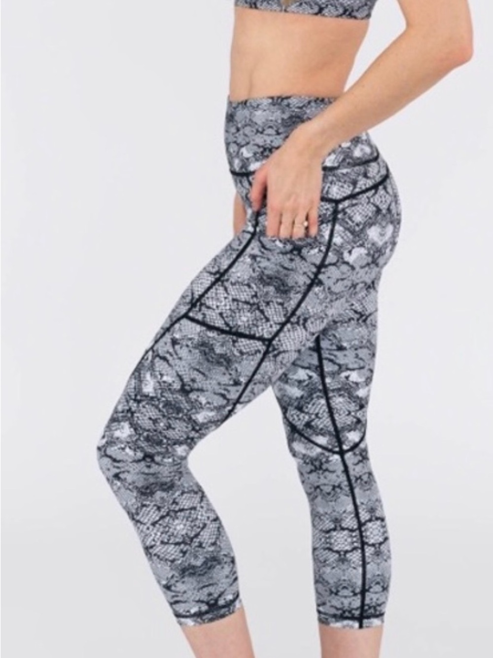 Women's Snake-Print Active Leggings - Black & White